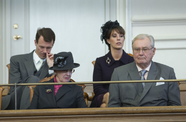 PINLIG: Prins Joachim pillet nese bak dronning Margrethe under åpningen av Folketinget. Foto: All Over PINLIG: Prins Joachim pillet nese bak dronning Margrethe under åpningen av Folketinget. Foto: All Over